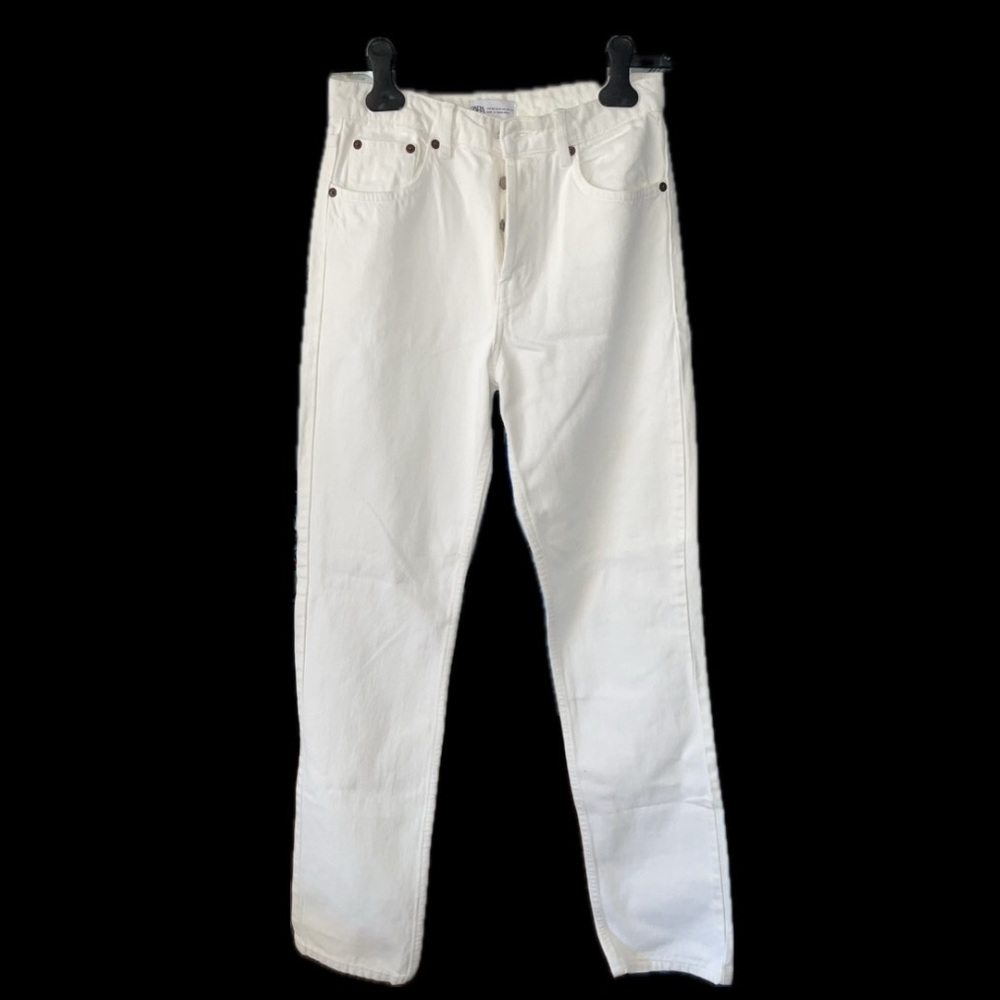 Zara jeans - Tall, white, straight leg, buttoned jeans 💫 

SIZE: US 4